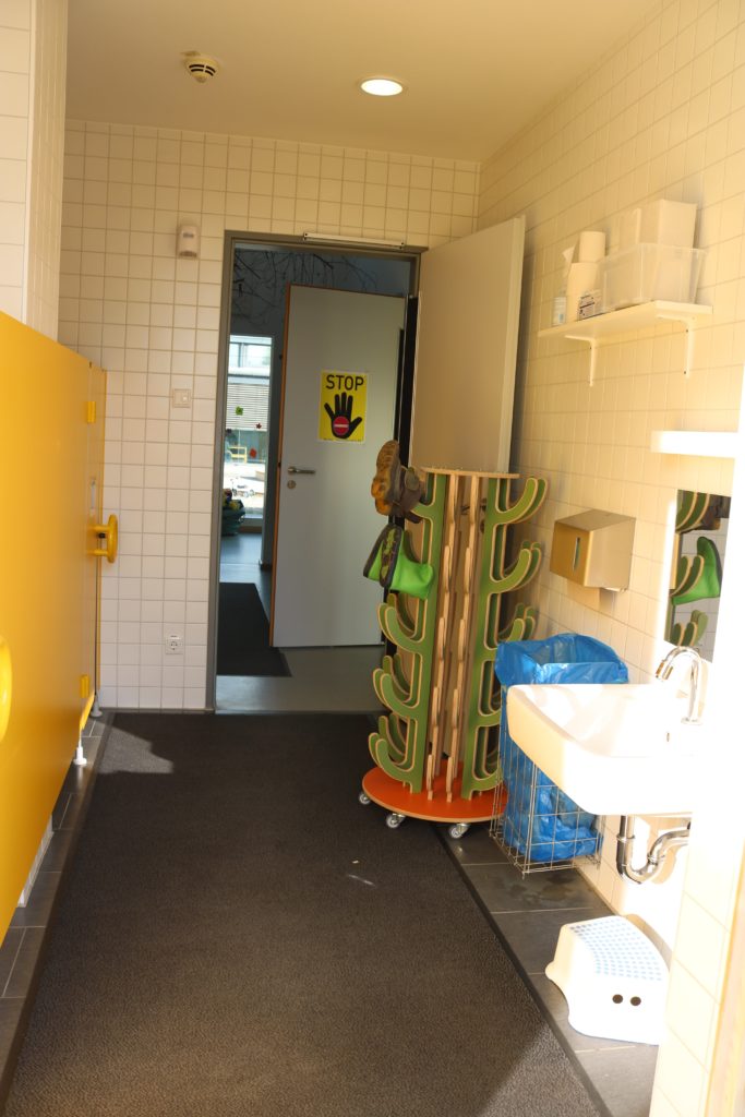 Kindergarten Birnen Toiletten & Waschbecken